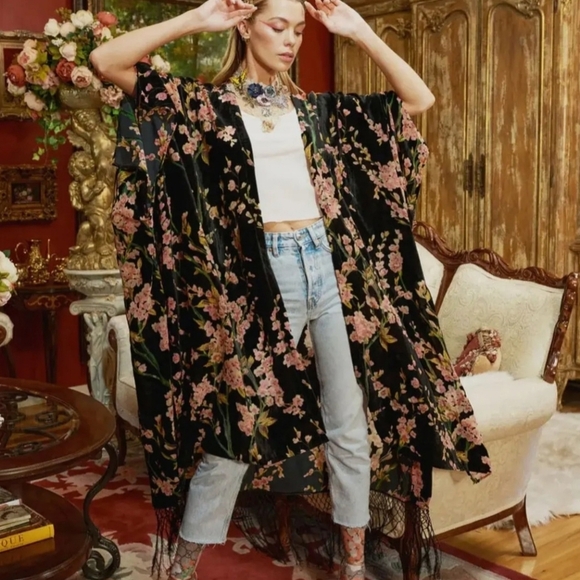 ARATTA Holiday Garden Velvet Black & Floral Kimono with Fringe. OS NWT MSRP $222 - Picture 2 of 11